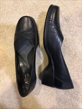 Clarks Black Leather Low Block Heel Pumps-Size 9
